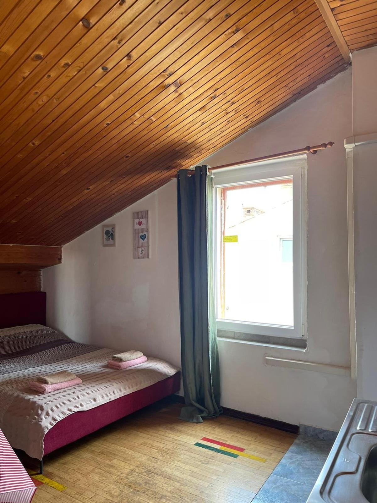 Roman Arch- Low Budget Doublebed Room In Top Center Pula Ngoại thất bức ảnh